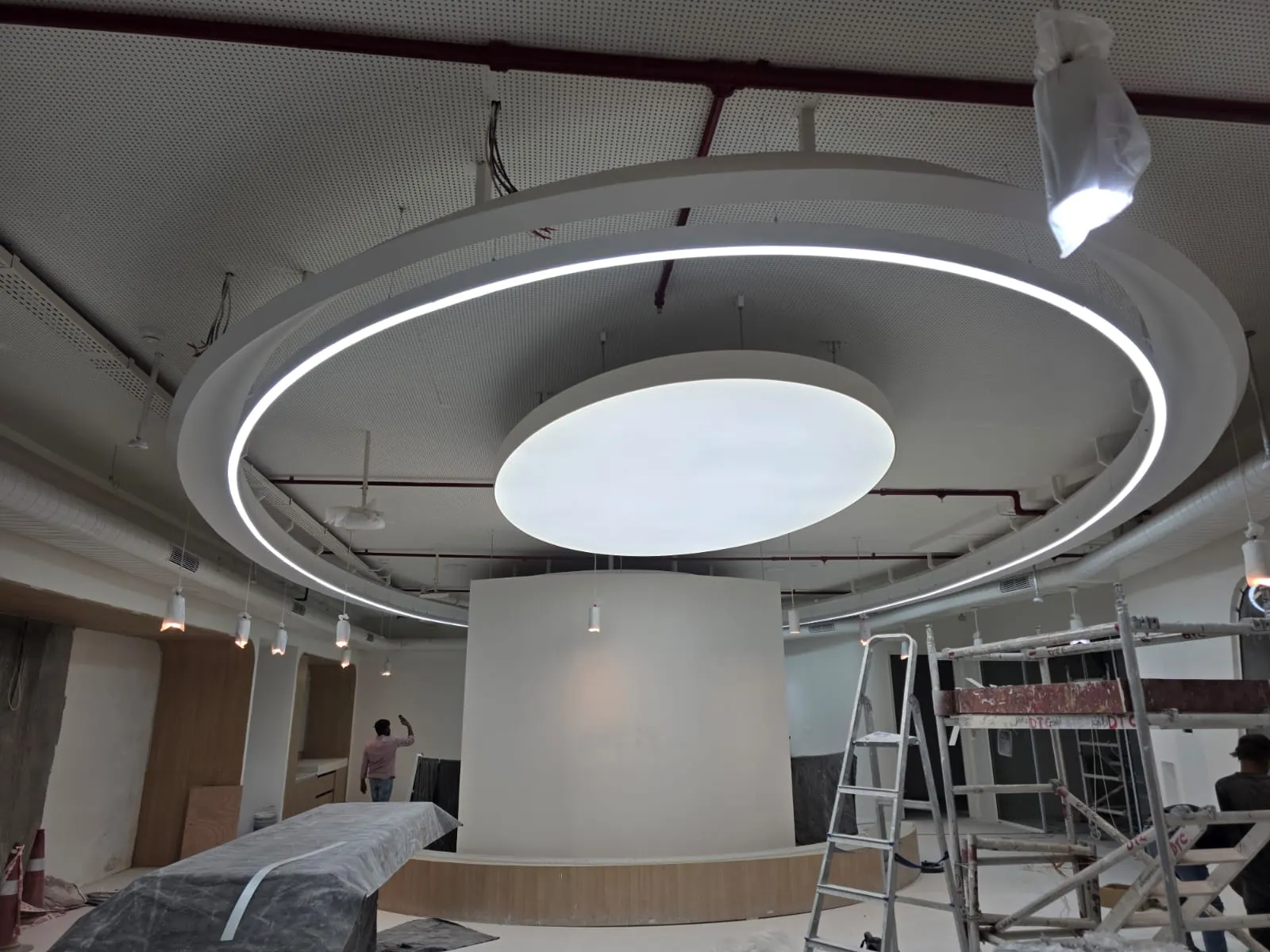 Large halo ring following a curved ceiling